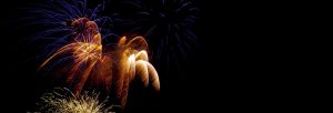 Photo d'un feu d'artifice tiré de nuit avec des couleurs jaune et bleu